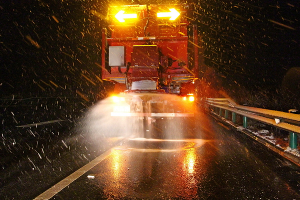大風(fēng)降雪，馬巢高速除雪撒布機(jī)緊張作業(yè).jpg