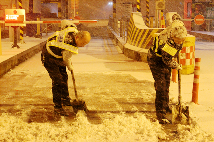 阜陽處阜新路收費站黨支部書記曹永恒正在清除道口積雪（圖右）.jpg