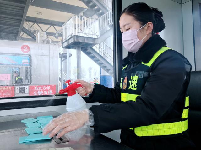 一線員工配備口罩、手套等防護(hù)用品堅(jiān)守崗位，同時(shí)做好辦公、生活區(qū)域及CPC卡的消毒。_調(diào)整大小.png