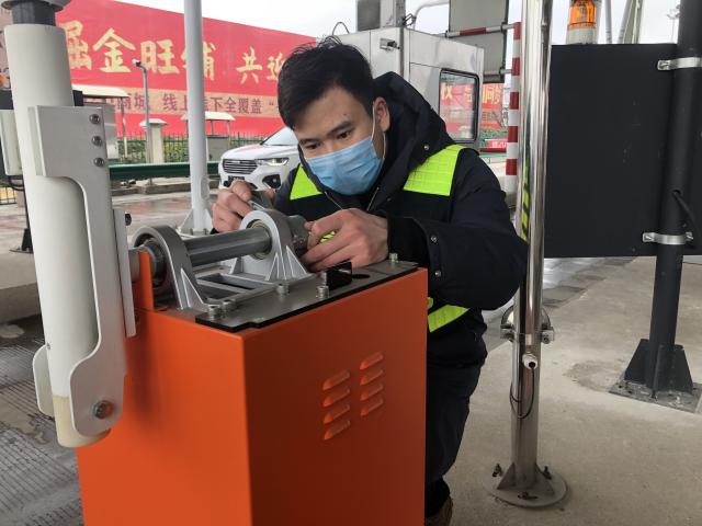淮南站的青年團員方山山堅守一線當好機電設備的醫(yī)生，保障機電設備健康運轉(zhuǎn)01.jpg