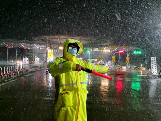 合六葉高速雪中疏導(dǎo)出行車輛-2_調(diào)整大小.jpg