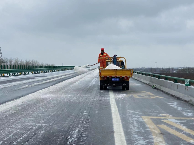 2月21日，蚌埠處除雪作業(yè)人員對(duì)轄段橋梁人工撒布融雪劑.jpg