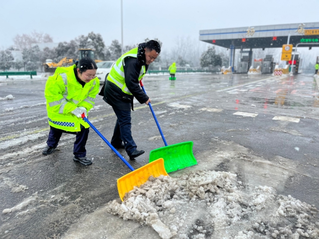2月21日，淮南處楊廟站員工在道口除雪鏟冰保通保暢.JPG