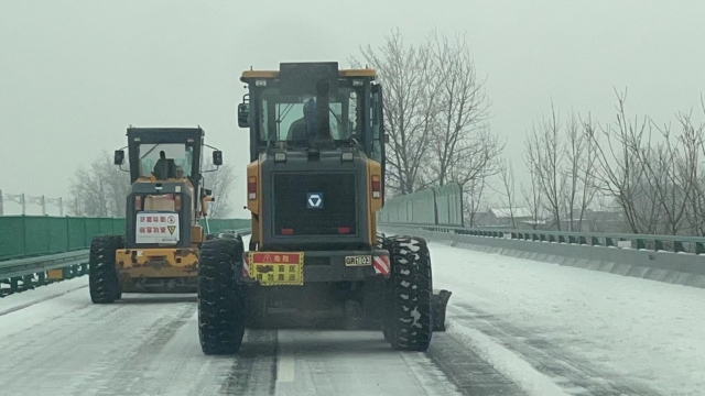 2月21日，六安西中心除雪小組在周集往南照方向用裝載機(jī)進(jìn)行梯隊(duì)除雪作業(yè).jpg
