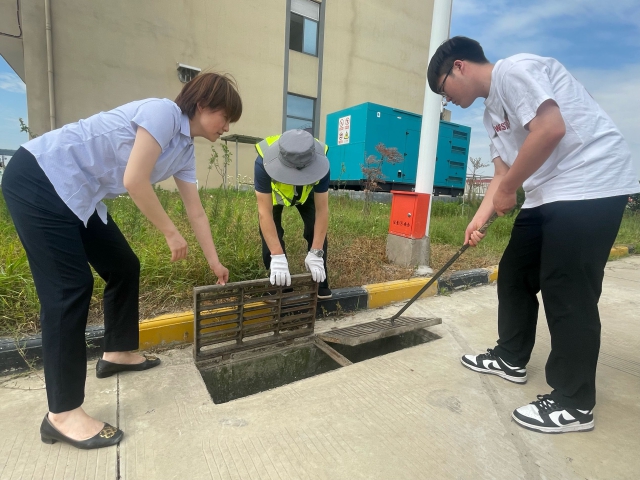 4迅捷物流高遠(yuǎn)公司組織工作人員對(duì)園區(qū)內(nèi)雨水井開(kāi)展排查和清掏疏通工作，確保園區(qū)雨季排水暢通。.png