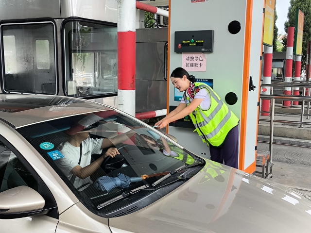 9月15日，中秋小長假首日，雙廟收費站入口車流激增，站內(nèi)組織人員積極做好道口保通保暢工作。.jpg