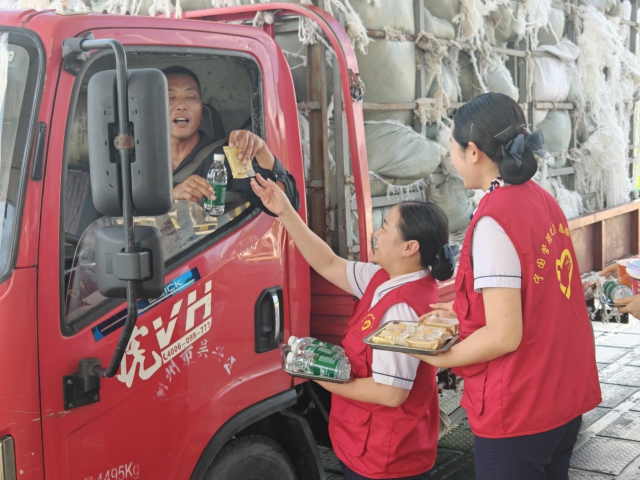 9月15日，寧國處楊灘站工作人員為旅途中的司乘送去中秋祝福.jpg