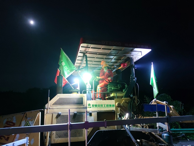 9 月 14 日，安徽交工集團廣德至宣城段改擴建工程07標項目施工人員正在進行路面銑刨攤鋪作業(yè)。.jpg